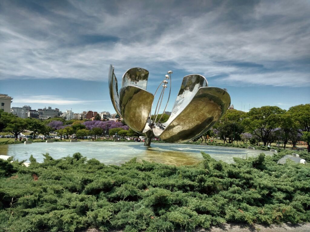 Floralis Generica (Foto de Sergio Rodríguez na Unsplash) Floralis Generica (Foto de Sergio Rodríguez na Unsplash)