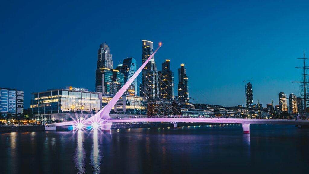 Ponte em Puerto Madera (Foto de Soliman Cifuentes na Unsplash) Ponte em Puerto Madera (Foto de Soliman Cifuentes na Unsplash)